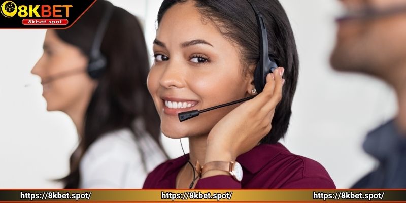 Tư vấn viên luôn theo sát để hỗ trợ khách hàng
